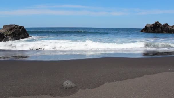 Plaży, fale oceanu i błękitne niebo - plaży z czarnym piaskiem — Wideo stockowe