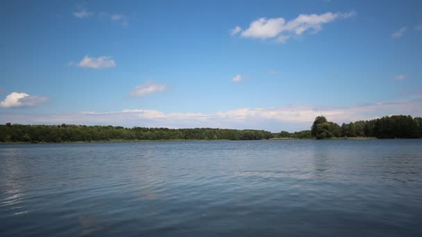 Jezero krajina, modrá obloha — Stock video