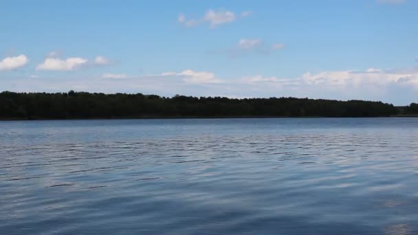 Paisaje del lago, cielo azul — Vídeos de Stock