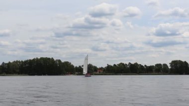 Göl kenarında yelkenli tekne