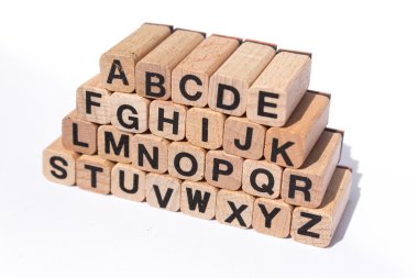 Beyaz arka plan üzerinde izole ahşap küpleri alfabesi harfleri