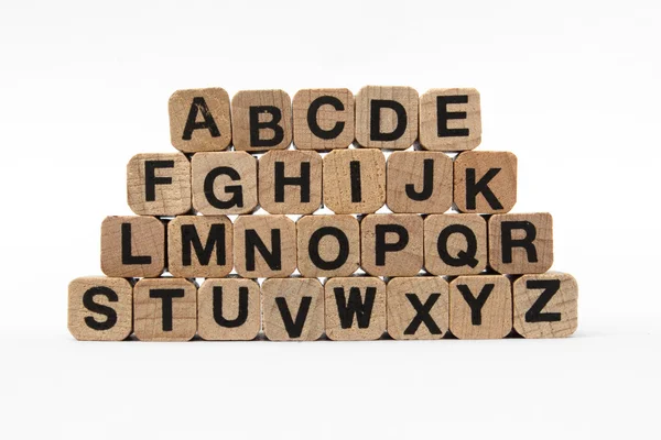 Lettres alphabet sur cubes en bois sur fond blanc — Photo