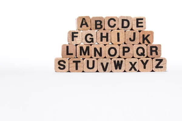 Letras del alfabeto sobre cubos de madera aislados sobre fondo blanco —  Fotos de Stock