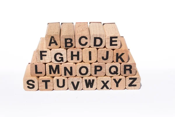 Letras del alfabeto sobre cubos de madera aislados sobre fondo blanco — Foto de Stock