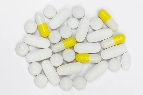 白い錠剤マクロ黄色カプセルをクローズ アップ — ストック写真