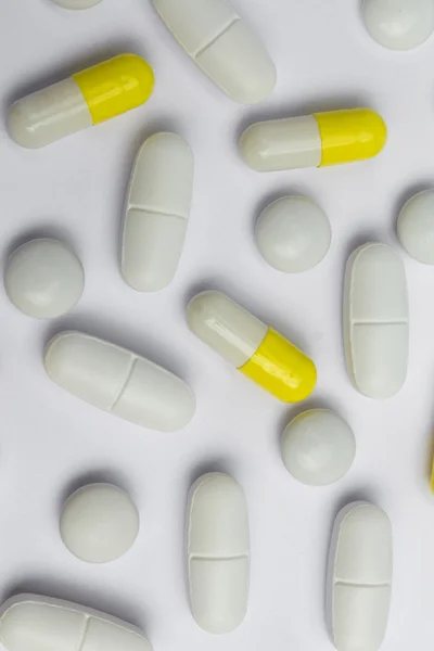 White pills closeup , yellow capsules macro — Stock Photo, Image