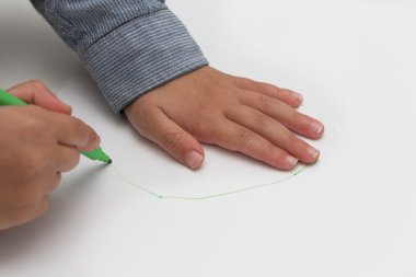 boş kağıt üzerine kalem tutan çocuk. Çocuk boş kağıt üzerinde çizer