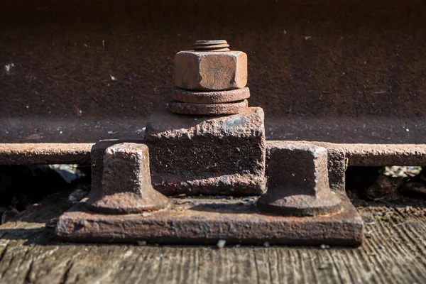 Viejo tornillo oxidado. ferrocarril oxidado. metal envejecido . —  Fotos de Stock