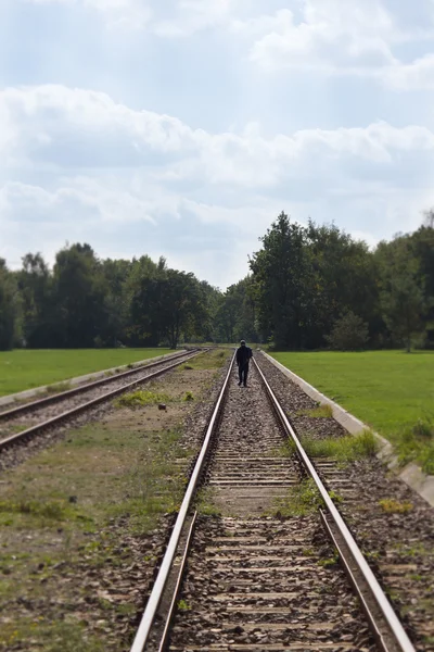 鉄道の線路上を歩いて男 — ストック写真