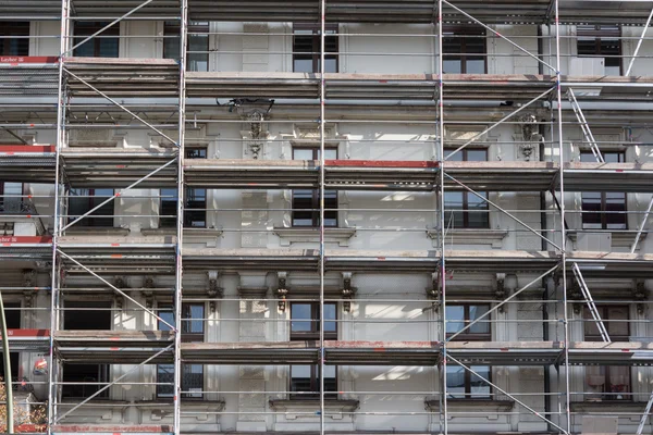 Fachada del edificio - sitio de construcción con andamios —  Fotos de Stock