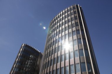 modern ofis binası cephe güneş ışığı yansıması ile