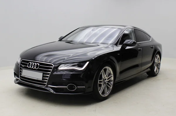 Gri arka plan üzerinde siyah Audi A7