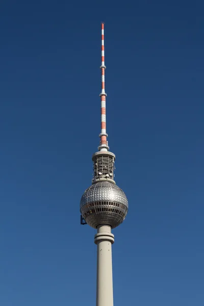 Tv torre berlin, alemanha isolado no céu azul — Fotografia de Stock