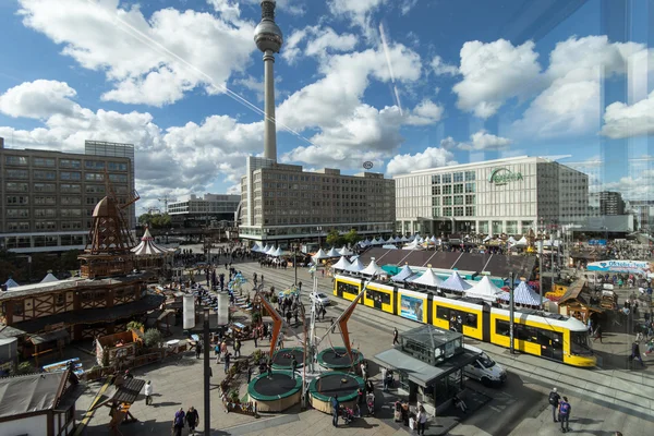 TV-toren en de Alexanderplatz in Berlijn, Duitsland. — Stockfoto