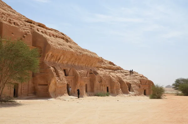 Groby pocięta w czerwone skały, witryny archelogical w krajobraz pustyni — Zdjęcie stockowe