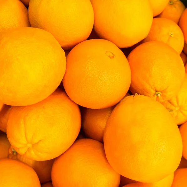 Апельсини - купа апельсинів / стопка апельсинів — стокове фото