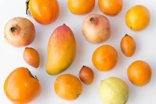 Beyaz arka planda birçok taze portakal meyve - — Stok fotoğraf