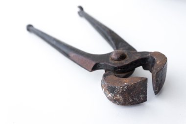 Beyaz arka plan üzerinde izole eski kıskaç 