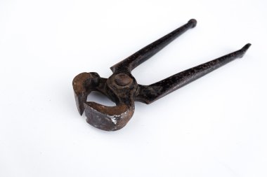 Beyaz arka plan üzerinde izole eski kıskaç 