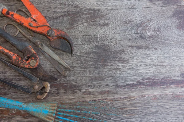 Gamla verktyg på trä bakgrund med kopia utrymme — Stockfoto