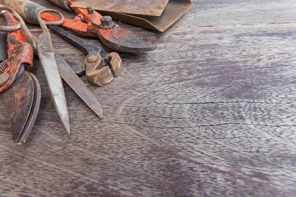 Herramientas viejas - herramientas de jardinería oxidadas en la mesa de madera —  Fotos de Stock
