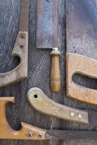 Seghe / vecchi dettagli seghe a mano su sfondo di legno — Foto Stock