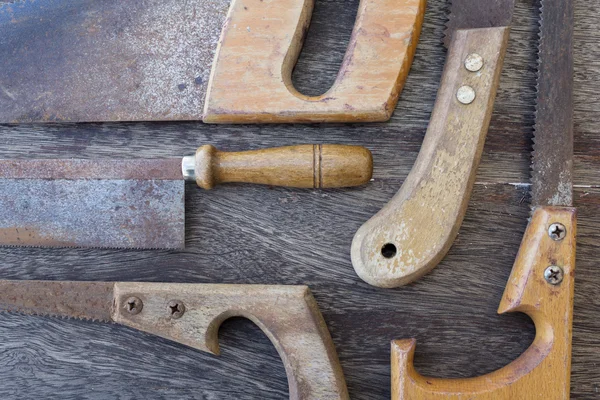 Seghe / vecchi dettagli seghe a mano su sfondo di legno — Foto Stock