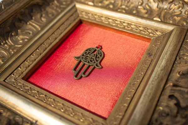 Hand of fatima in decorative golden frame — Stock Photo, Image