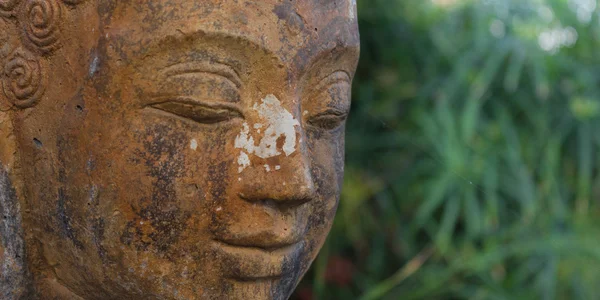 Boeddhistische standbeeld in de natuur - tuin decoratie — Stockfoto