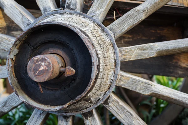 Roda de madeira velha, detalhe da roda de madeira  . — Fotografia de Stock