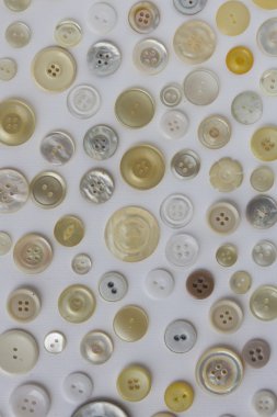 Beyaz arka plan üzerinde renkli düğme koleksiyon