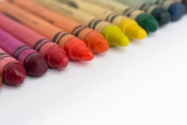 Выстроились в ряд мелки, цветные карандаши крупным планом — стоковое фото
