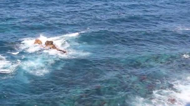 Wellen brechen auf Felsen - felsige Küstenlandschaft — Stockvideo