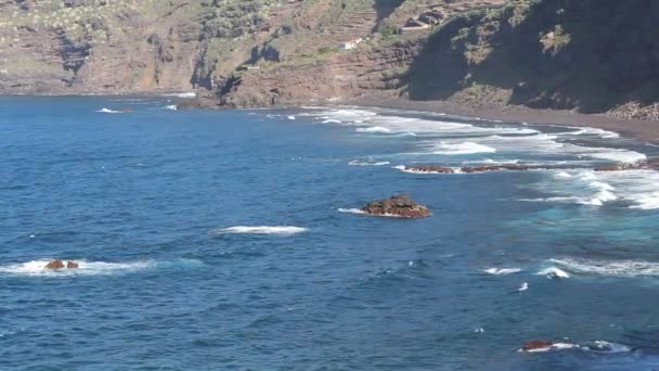 Vagues océaniques se brisant sur le littoral, paysage marin — Video
