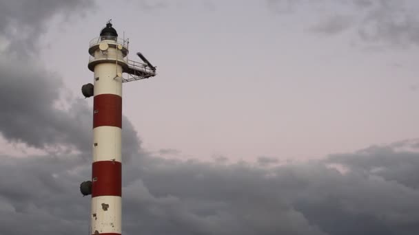 Viejo faro, cielo dramático, nubes en la luz de la tarde — Vídeo de stock