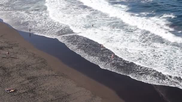 Aérea de playa - personas nadando en el océano — Vídeo de stock