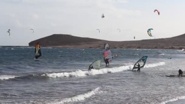Beach - Rüzgar Sörfü ve kitesurfing insanlar plajda grup adet Rüzgar Sörfü