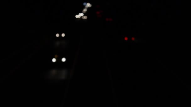 Bokeh lichten - stad traffic's nachts - auto's rijden — Stockvideo