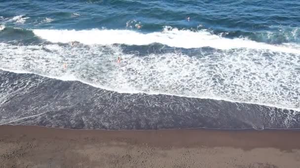 Menschen am Strand - Meer, Wellen und Sand -Antenne — Stockvideo
