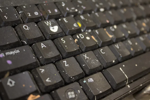 Teclado coputer sujo com pintar manchas close-up — Fotografia de Stock