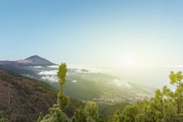 Pico del teide, pico de montaña sobre las nubes, Tenerife, España — Foto de Stock