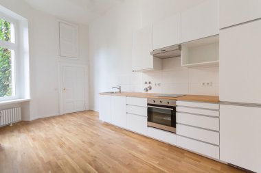 Düz ahşap zemin ile yenilenmiş kitchenroom, taze,