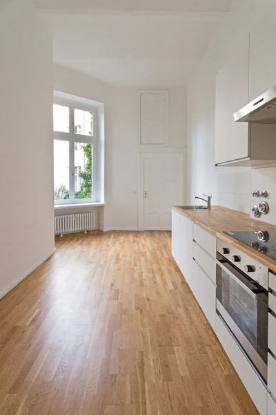 Cucina, appartamento appena ristrutturato con pavimento in legno , — Foto Stock