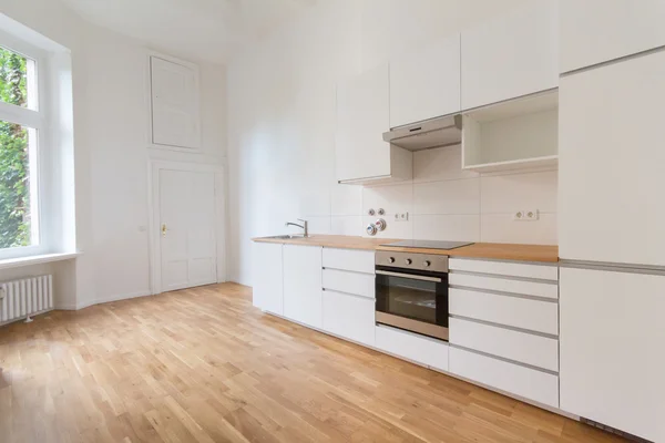 Kitchenroom, apartamento renovado fresco com piso de madeira , — Fotografia de Stock