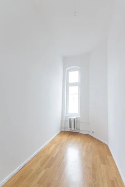 Habitación vacía, piso recién reformado con suelo de madera , — Foto de Stock