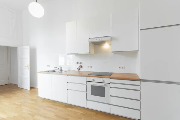 Cucina bianca, appartamento appena ristrutturato con pavimento in legno , — Foto Stock