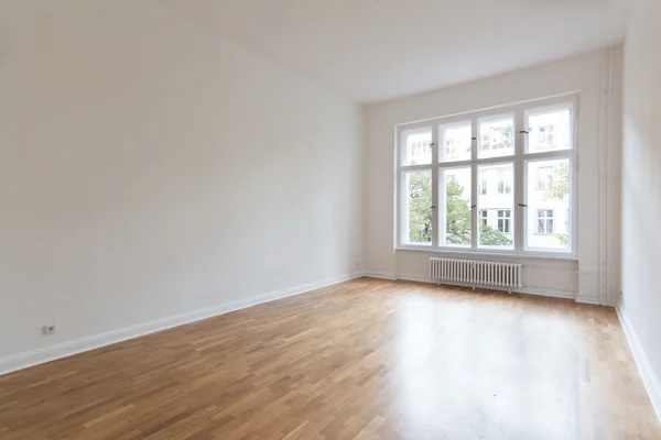 Camera vuota, appartamento appena ristrutturato con pavimento in legno , — Foto Stock