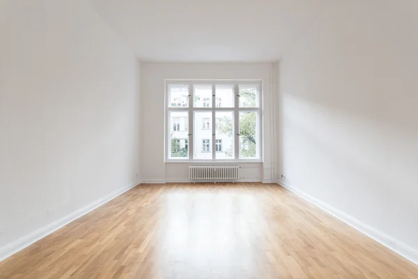 Habitación vacía, piso recién reformado con suelo de madera , — Foto de Stock