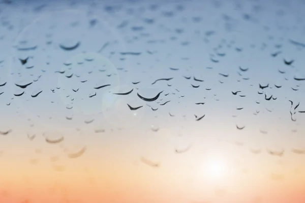 Gotas de agua, gotas de lluvia macro con fondo de atardecer — Foto de Stock