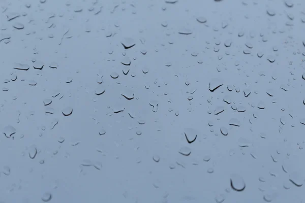 Капли дождя - капли воды на стекле — стоковое фото